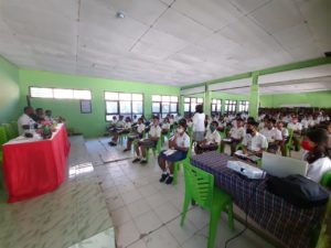 Diseminasi Informasi Melalui Insert Konten Bagi Pelajar Di Aula SMA Swasta Kristen Atambua